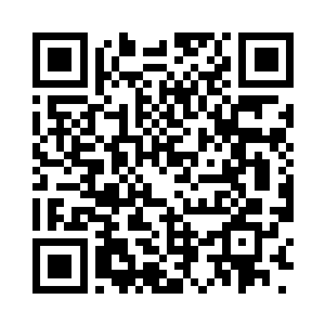 随意翻看着从书架上面取下来的几本书二维码生成