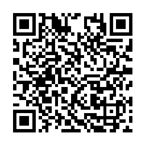随手把车钥匙扔给了一位身穿黑色西装的英俊小生二维码生成