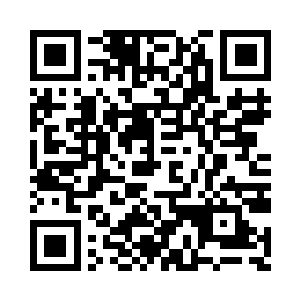 隐约可见浴池边上的软皮床上俯卧着个人二维码生成