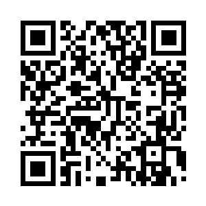 隐藏在桌子下方的双拳紧紧地握住了二维码生成