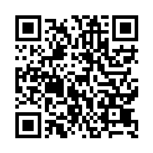 隐隐约约还可看到有好几个人站在小木屋旁二维码生成