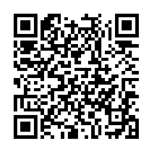 隔壁桌的小芳突然传了一张纸条给小明说喜欢小明二维码生成