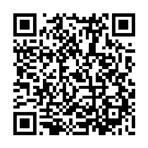 雄威和伏青可谓是一左一右将苗毅并在两人中间二维码生成