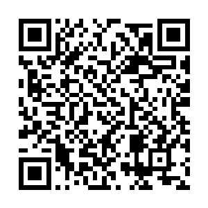 雕像上仿佛被用力锤击似的出现了一道细微的裂痕二维码生成