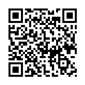 雨果一脸无辜地举起了自己的双手二维码生成