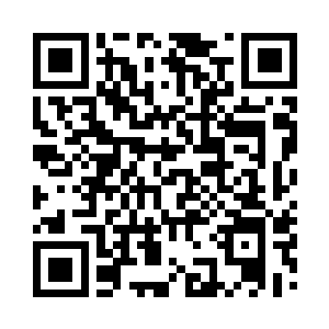 雨果举起自己的右手露出一个歉意的笑容二维码生成