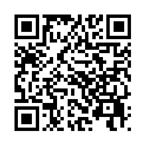 雨果和特蕾西在红地毯上平行站立二维码生成