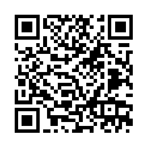 雨果将手中的小金人交给了神情激动的黛安娜二维码生成