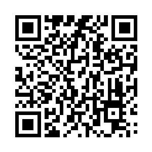 雪倾城苍白的手指为我轻轻整理落下的散发二维码生成