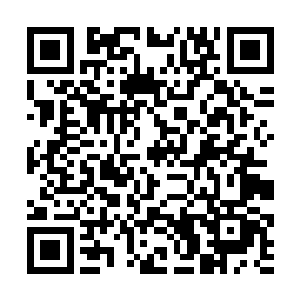 雪白如瓷的玉肌宛如一对洁白无瑕的玉碗倒扣在胸前二维码生成