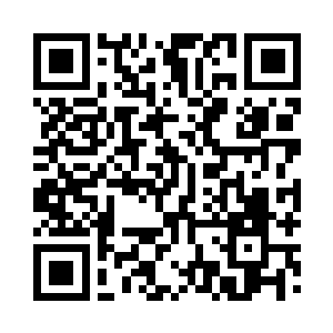 雪白的一尘不染的小爪子踩着碧绿的草地二维码生成