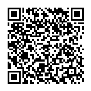 雷林化身的虚影非常轻易地就从这块岩石的阴影缝隙当中穿行了过去二维码生成