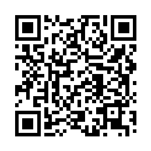 霍君白正在山坡上的大榕树下打坐运气二维码生成