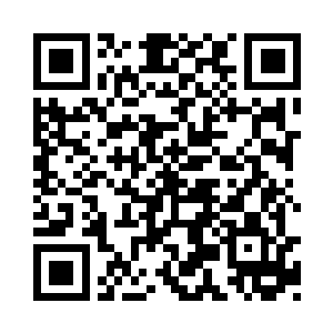 露出了一个警惕中带着一丝敬畏的老妇人脸庞二维码生成