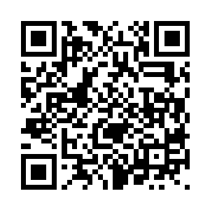 露出了衣服底下白皙的皮肤和粉红色的内衣二维码生成