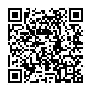露出了那一身因为经常锻炼而显得较为健壮的身躯二维码生成