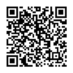 青年高兴的来到中年女子面前迫不及待的分享着激动的心情二维码生成