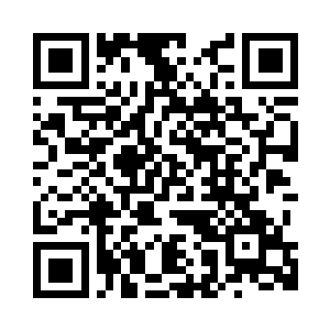 靠得近的一名女子戴着细黑框眼镜二维码生成