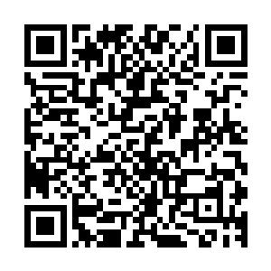 面前才刚刚松开他不到一分钟的人忽然又再一次紧紧地抱住他二维码生成