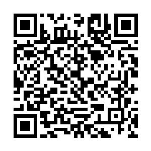 面前的桌子上面除了威士忌之外还有其他的一些东西二维码生成