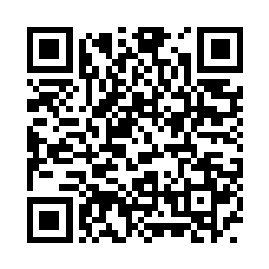 面对着最前面拿着酒瓶朝着自己砸来的家伙二维码生成