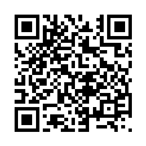 面带微笑打量前方数以百计的淡金色光球二维码生成