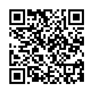 面无表情的男子目光望着前面的老男人二维码生成