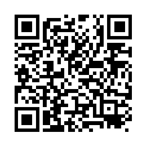 面无表情的看着站在她面前的一个男生二维码生成