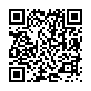 面目表情的扫视着匍匐两旁的老农二维码生成