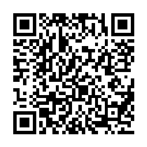 韩天秦后仰着身体瞧着汤思可做出夸张的恐惧状二维码生成