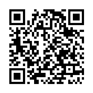 顶着额头上红唇印的邹文槐无力地举起双手二维码生成