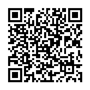 项链坠子刚好搭在胸前两团圆润丰满所形成的沟上二维码生成