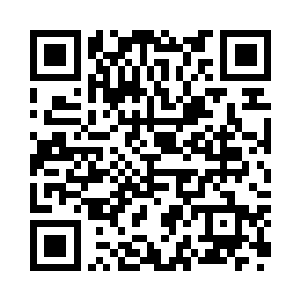 顺便伸手理了理额头前的那一缕长发二维码生成