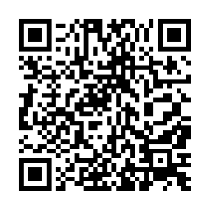 顺便用镜子的反光偷偷瞄那几个正在喝奶茶的中学女生二维码生成