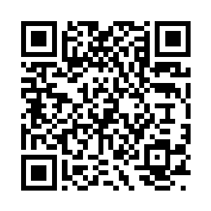 顺手将手里的公文包放在了门内的柜子里二维码生成