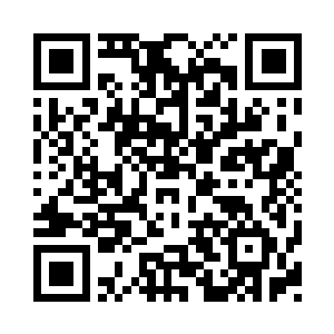 顾晓梅将桌子上的碗筷交到男人手中说道二维码生成
