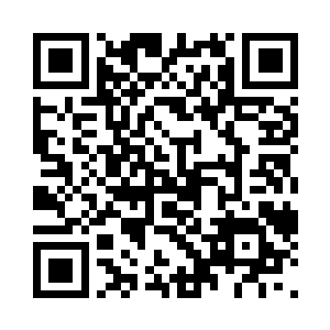 顾艳正与雷明父母坐在客厅里喝茶聊天二维码生成