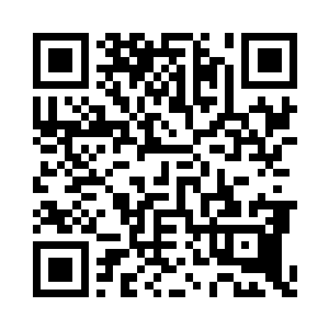 顾锦朝坐在罗汉床上给陈三爷做秋天穿的鞋袜二维码生成