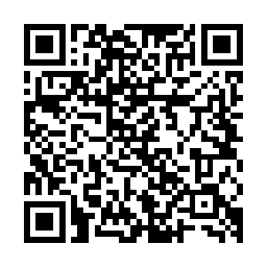 预期将会在下周一才会上市的电影原声碟的宣传海报刚一打出去二维码生成
