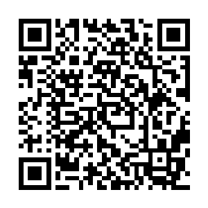 领了三个手中拿着黑五四手枪的年轻人从饭店后边绕过来了二维码生成