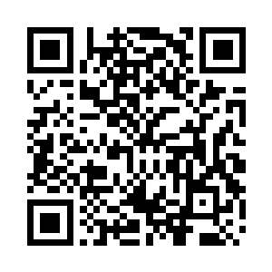 领头的帕尼和金泰妍对着屋内的两人喊着二维码生成