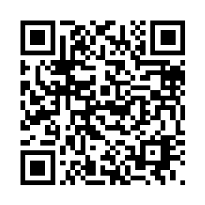 颇为亲密的在各个品牌店穿梭没一会二维码生成