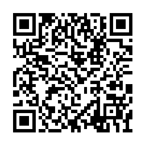 颤抖的手在无声无息的诠释着他此刻纠结的内心二维码生成