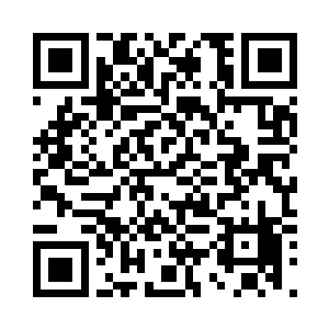 风暮寒从屏风上拿起一件干净的中衣二维码生成