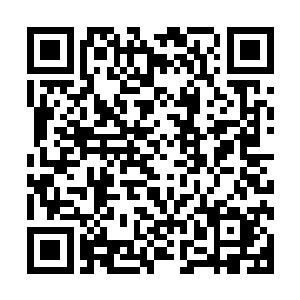 风清扬看着身前的干瘦老头得你不饶人的对着这干瘦老头吼道二维码生成