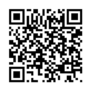 飞往洛杉矶的波音飞机穿行在云宵上二维码生成