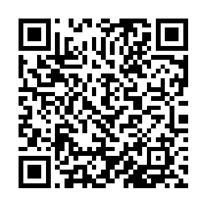 飞溅起来的混凝土碎块和砖头泥土的粉末从空中落下二维码生成