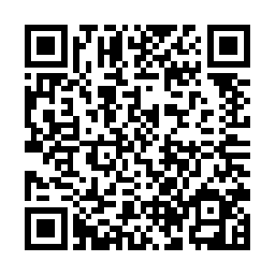 飞舟上面的一个活动的半封闭的甲板上的水晶罩滑开二维码生成