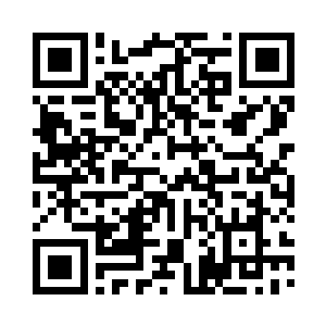 食堂里的拖地阿姨拉着一个拖把走过来二维码生成