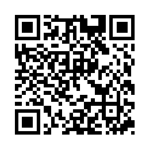 饱满的胸部把衬衣和西装高高的撑起二维码生成